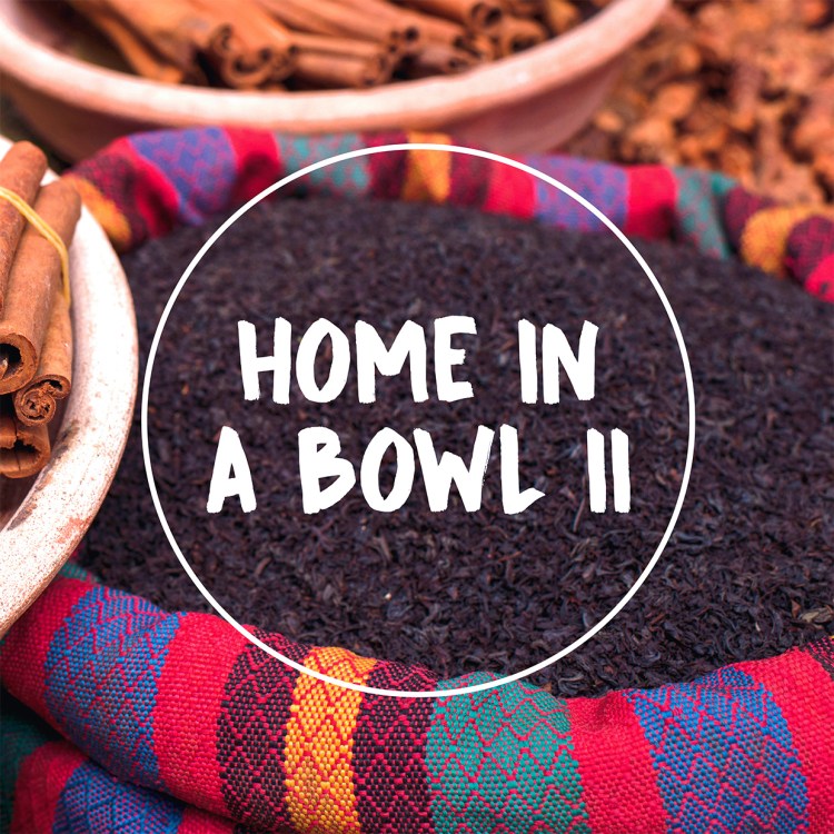 Cover des 2. Home in a Bowl Kochbuchs. Nahaufnahme von Gewürzen in bunten Säcken und Schalen.